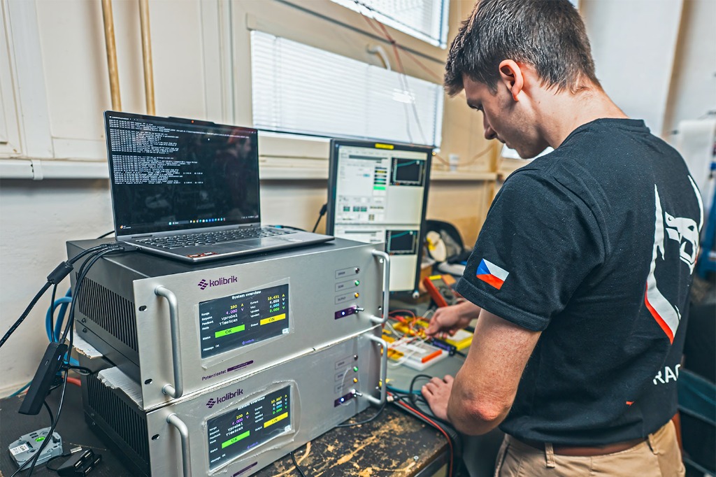 Student performing measurements with Kolibrik potentiostat